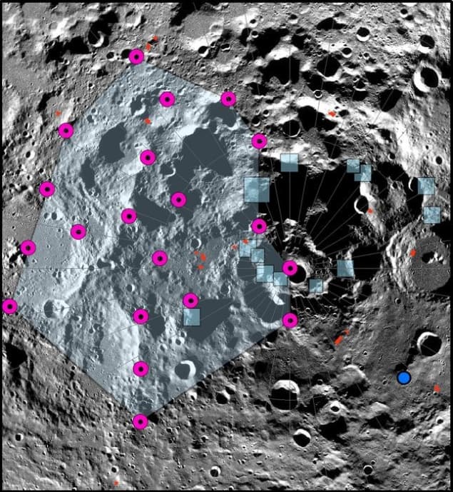 Fotografía del polo sur de la Luna con superposiciones que muestran cráteres, posibles ubicaciones de epicentros y las regiones de aterrizaje de Artemis III en las proximidades.
