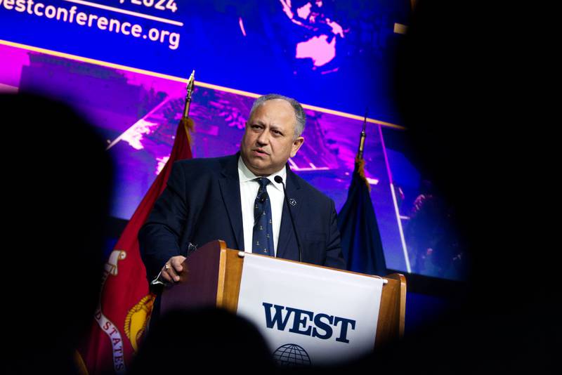 Bộ trưởng Hải quân Hoa Kỳ Carlos Del Toro phát biểu ngày 15 tháng 2024 năm XNUMX tại hội nghị phương Tây ở San Diego.