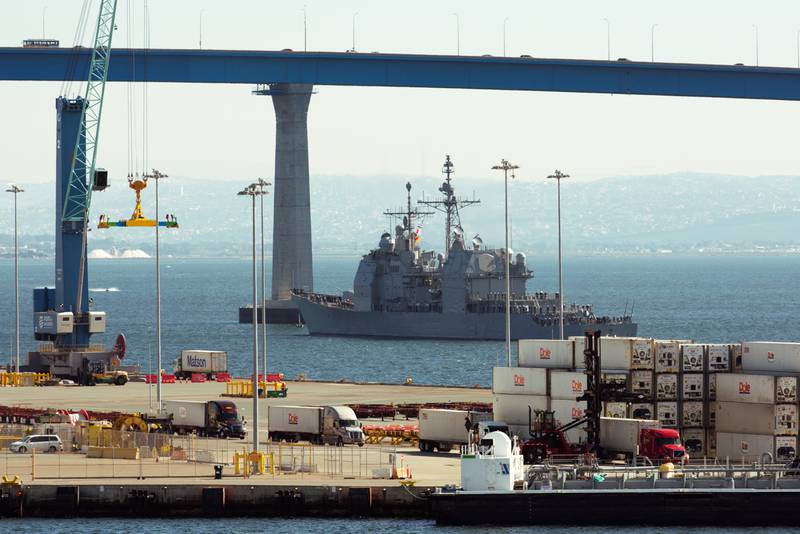 السفينة يو إس إس تشوسين تمر عبر خليج سان دييغو، بالقرب من الجسر المؤدي إلى كورونادو، في 15 فبراير 2024، بعد فترة تحديث.