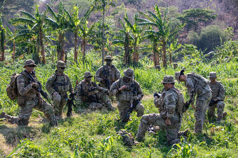 Eine Gruppe von Soldaten der US-Armee bespricht einen Missionsplan während einer Probe für ein Live-Feuerereignis während der Übung Super Garuda Shield 2023 in Indonesien.