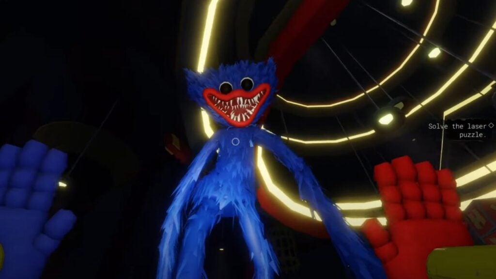 Poppy Playtime Forever 코드 가이드의 특집 이미지입니다. 이는 플레이어가 날카로운 이빨을 가진 파란색 털복숭이 괴물인 Huggy Wuggy와 마주하고 있는 모습을 보여줍니다.