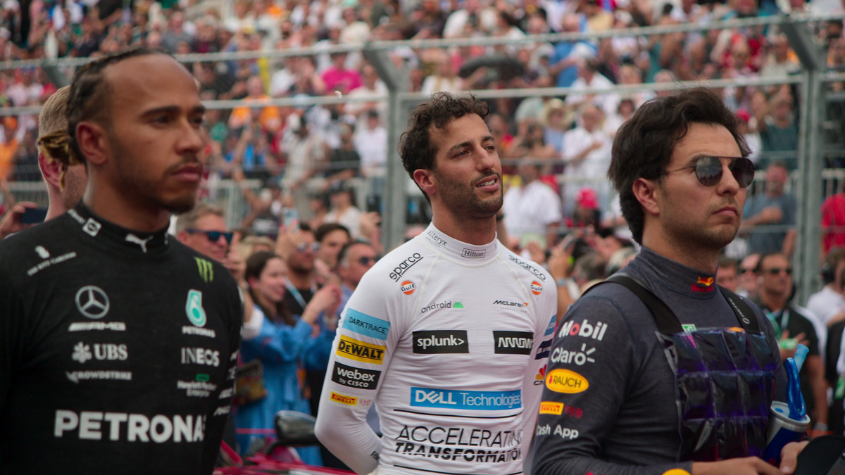 Drive to Survive에서 국가가 연주되는 동안 Lewis Hamilton, Danny Ricciardo, Sergio Perez가 트랙에 서 있습니다.