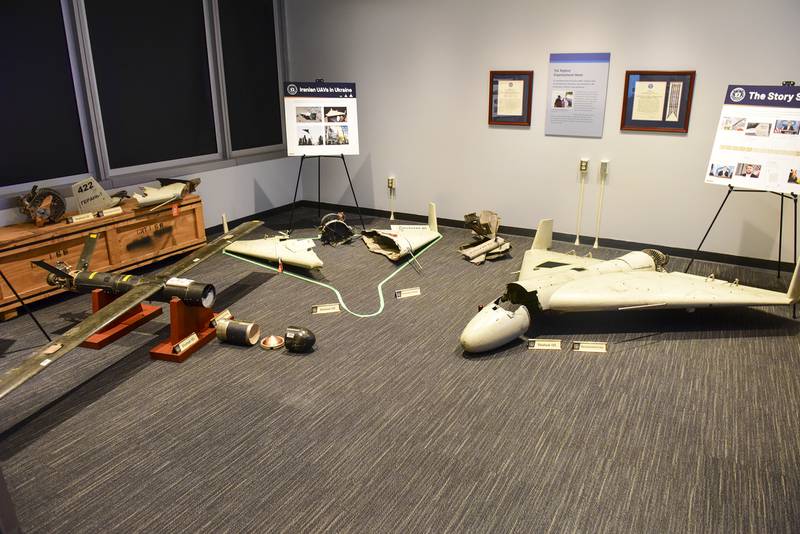 Overblijfselen van drones van Iraanse makelij die zijn teruggevonden in Irak en Oekraïne zijn hier te zien op het hoofdkantoor van de Defense Intelligence Agency, op 23 augustus 2023.