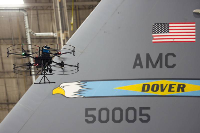 Een Near Earth Autonomy-drone zoemt langs de staart van een Lockheed Martin C-5 vrachtvliegtuig op 23 januari 2024, in een hangar op Dover Air Force Base, Delaware.