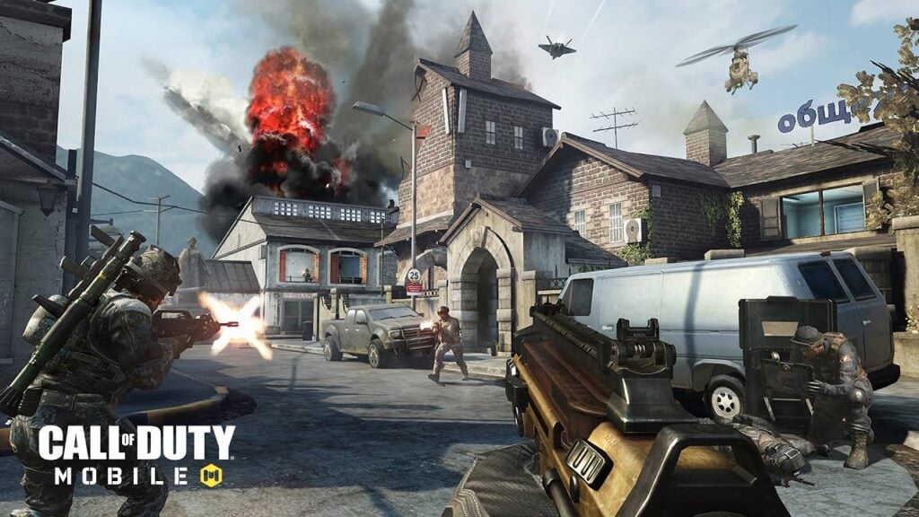 ゲーム Call of Duty Mobile のスクリーンショット。 スクリーンショットは、戦争で荒廃した村で兵士を攻撃しているプレーヤーの POV ショットを特徴とし、チームメイトが両側にいます. 爆発、ヘリコプター、戦闘機がすべて上空で起こっています。