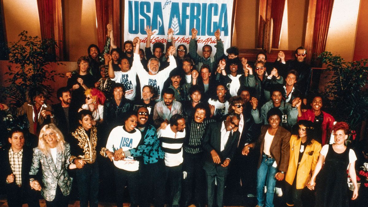 De hele groep die “We Are the World” opnam in de A&M Studio in de documentaire The Greatest Night in Pop