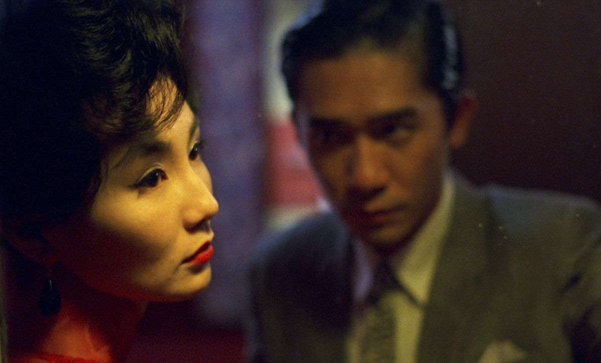 ウォン・カーウァイ監督の『In the Mood for Love』でスー・リージェンとチョウ・モーワンを演じるマギー・チャンとトニー・レオン。彼女が目をそらしている間、彼は彼女を見つめる