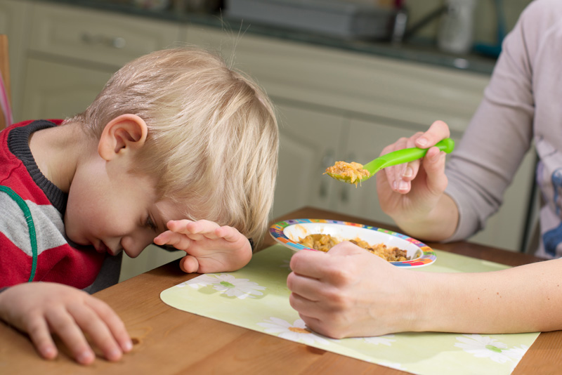 Kind mit Schwierigkeiten beim Füttern verweigert Nahrung