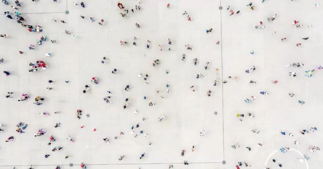 Pogled iz zraka na množico ljudi, ki se mešajo