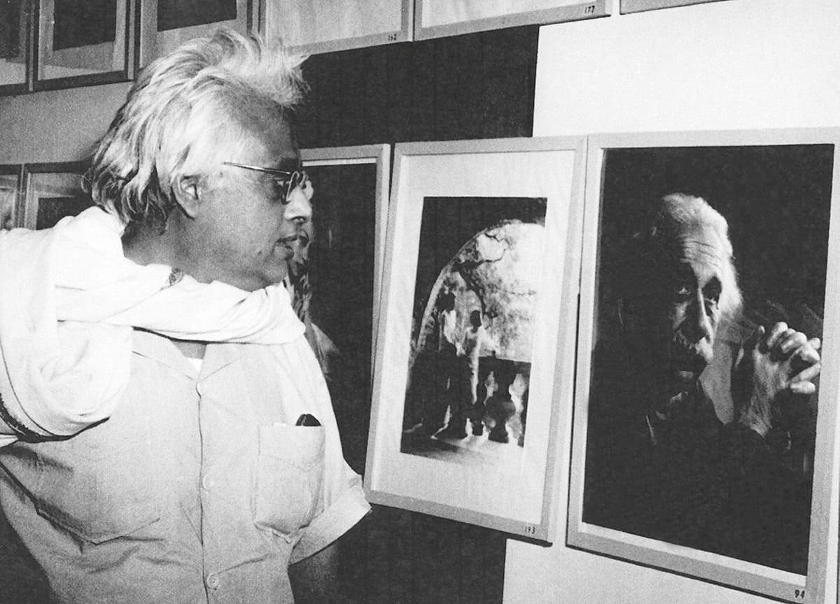 알베르트 아인슈타인의 사진을 보고 있는 S N Bose
