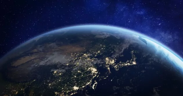 gambar bumi dari luar angkasa menunjukkan belahan bumi utara dan cahaya dari suatu negara