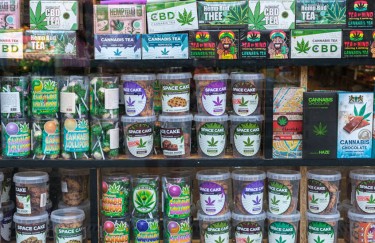 probando productos de cannabis