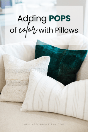Agregar toques de color con almohadas
