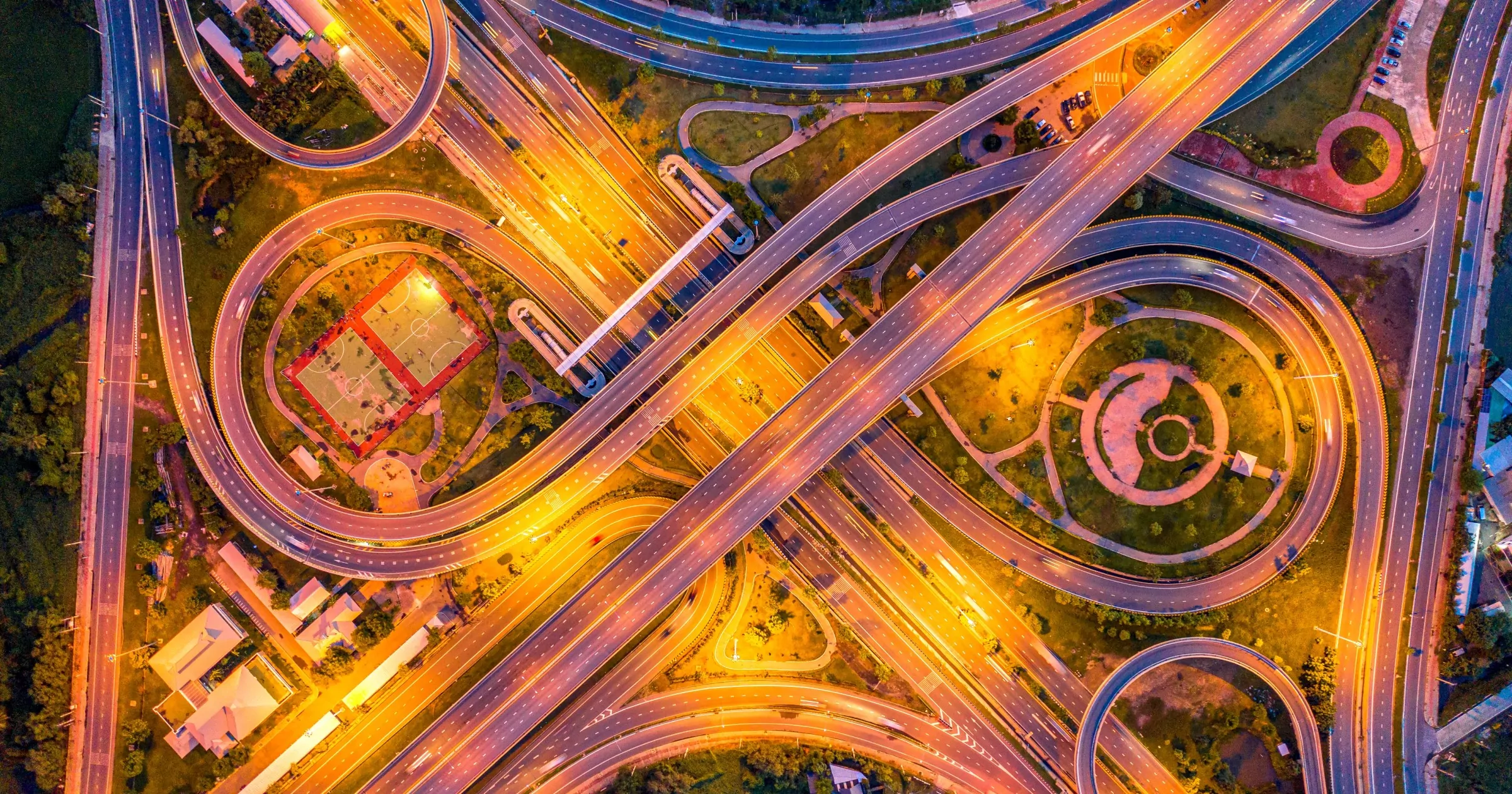 Luchtfoto van complexe snelweg 's nachts