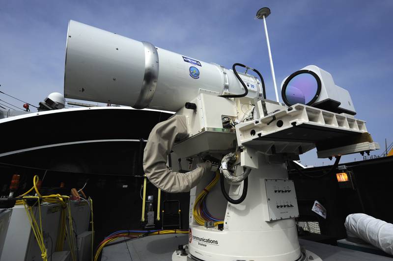 يظهر هنا نظام أسلحة الليزر، أو LaWS، مثبتًا مؤقتًا على متن سفينة USS Dewey في سان دييغو، كاليفورنيا.