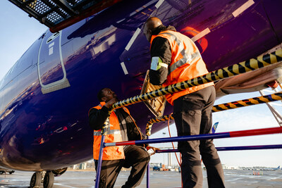 Besatzungsmitglieder von Avelo Airlines in RDU installieren Finlets.