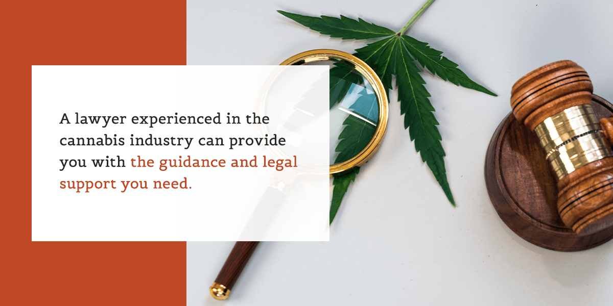 大麻産業の法的サポート: 小槌、虫眼鏡、大麻の葉は専門的な法的サービスを象徴しています。