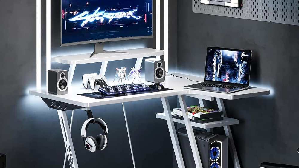 Bureau de jeu blanc avec moniteur cyber punk et ordinateur portable
