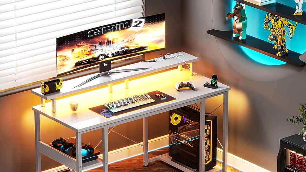 Zimmer mit weißem Gaming-Schreibtisch mit PC, PS4 und Actionfiguren