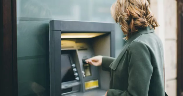 Person, die einen Geldautomaten benutzt