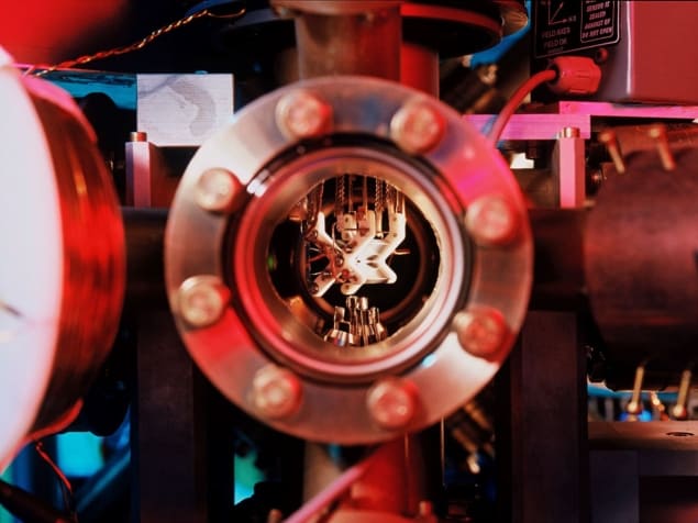 Φωτογραφία της παγίδας ιόντων που χρησιμοποιήθηκε στο πείραμα, τραβηγμένη μέσω μιας θύρας στο σύστημα κενού