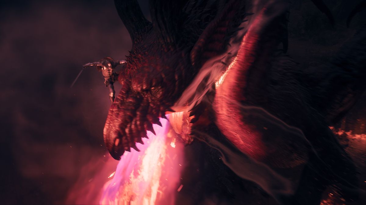 『ドラゴンズ ドグマ 2』のスクリーンショットでは、剣を振るうアリセンが火を吐く巨大なドラゴンの頭を刺そうとしている
