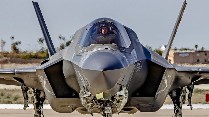 العرض التجريبي لطائرة F-35