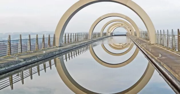 Wasser mit goldener Rundbrücke