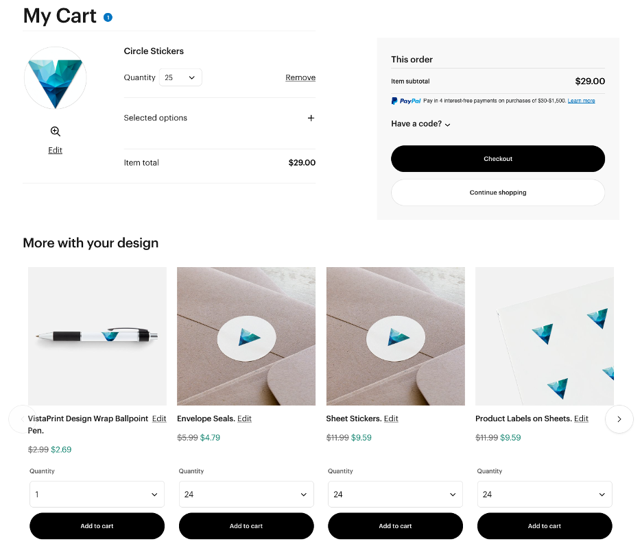 Vistaprint.com의 장바구니 페이지에 있는 맞춤형 제품 추천을 보여주는 스크린샷. 맞춤형 제품 추천에는 맞춤형 제조 제품에 표시되는 개념적 로고도 표시됩니다.