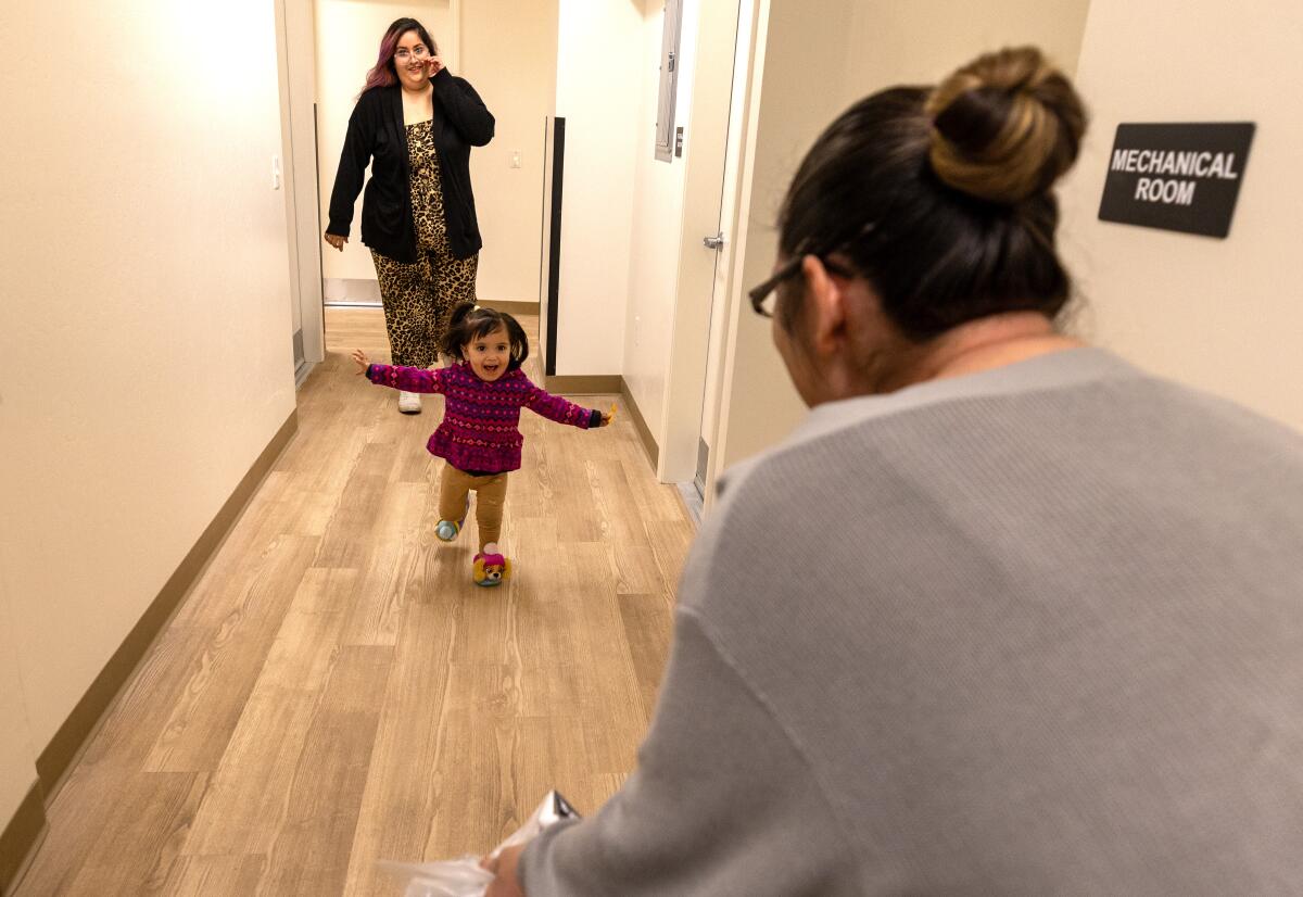 Ένα χαρούμενο παιδί τρέχει μέσα από έναν φρεσκοβαμμένο διάδρομο.