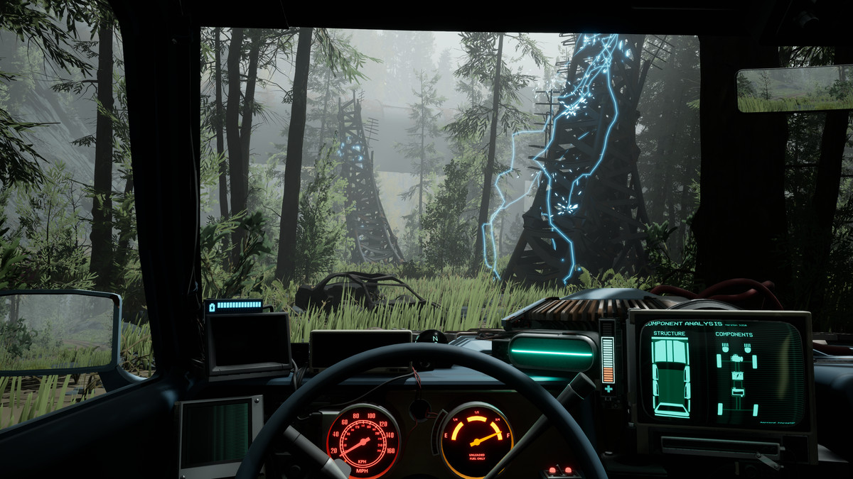 En cockpitvy bakom ratten på Pacific Drives kombi, med flera extra avläsningar synliga. Genom vindrutan ser vi tallskogar och ett blixtnedslag