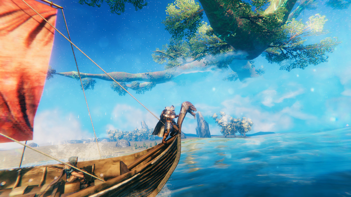 Ein Wikinger steht auf dem Ast eines Langschiffs in Valheim. Sie segeln auf einem strahlend blauen Meer mit dem Yggdrasil im Hintergrund.