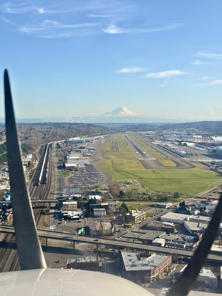 Todavía estoy convencido de que KBFI tiene la mejor vista de pista de aterrizaje en Estados Unidos. Foto de Adam Kephart