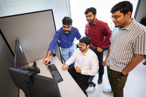 Dr. Kanad Basu (til venstre) og hans kolleger utviklet en måte å motvirke virkningen av angrep designet for å forstyrre kunstig intelligenss evne til å ta beslutninger eller løse oppgaver i kvantedatamaskiner. Teamet hans inkluderer doktorgradsstudenter innen datateknikk Sanjay Das, Navnil Choudhury (sittende) og Shamik Kundu (til høyre). KREDITT University of Texas i Dallas