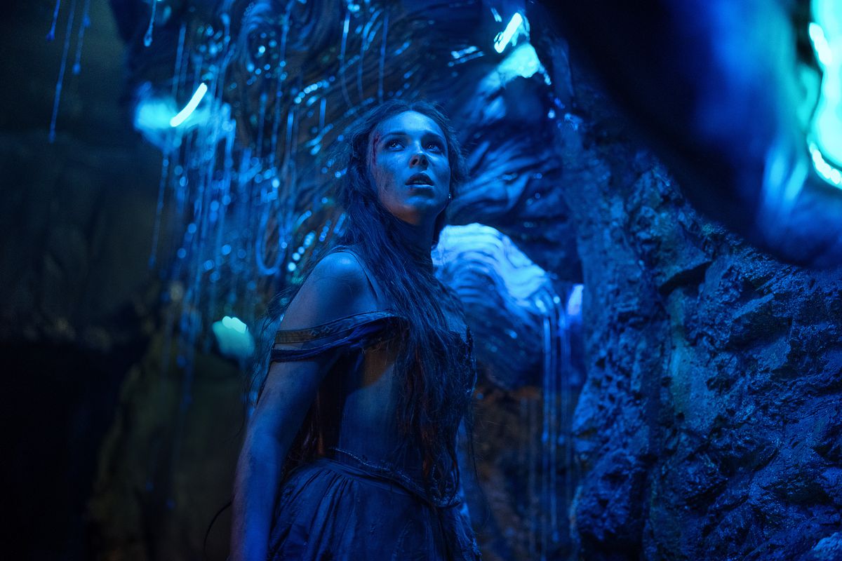 Millie Bobby Brown in een doorschijnende blauwe grot in Damsel