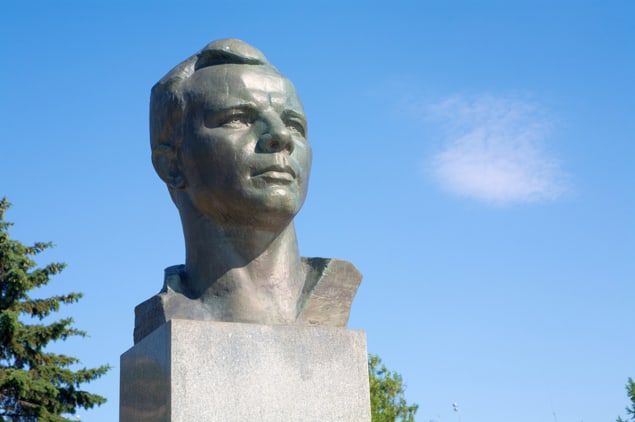Stenen buste van Yuri Gagarin in Moskou