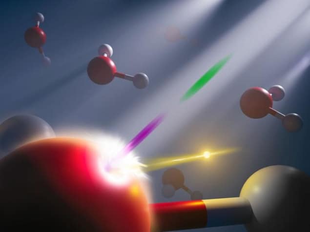 물 분자와 충돌하는 보라색 줄무늬와 녹색 줄무늬를 보여주는 이미지. 산소의 경우 빨간색 공, 수소의 경우 작은 흰색 공으로 표시됩니다. 전자를 상징하는 금빛 섬광도 존재한다