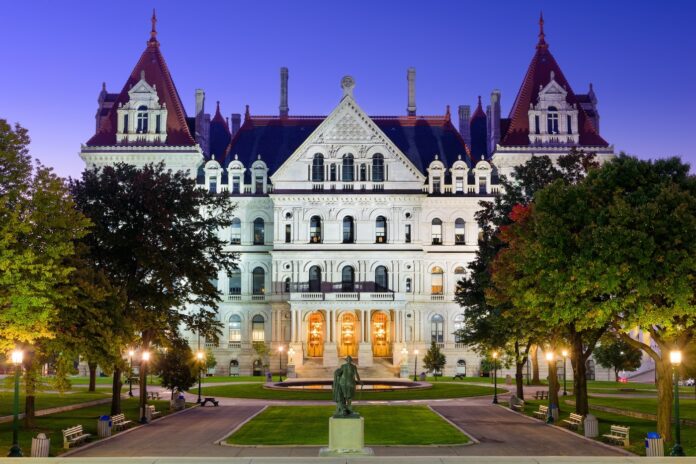 New York State Capitol posodablja pravila za izdajo dovoljenj za gojenje konoplje