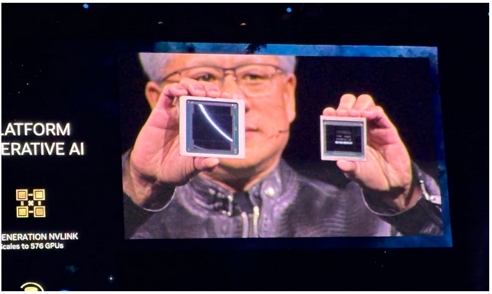 NVIDIA CEO Jensen Huang toont de Blackwell (links) en Hopper (rechts) GPU's op NVIDIA GTC 2024 in San Jose, Californië op 18 maart.