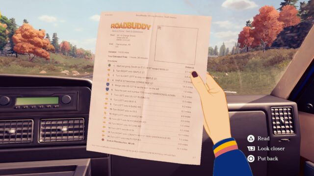 Skärmdump av spelet Open Roads där Tess håller upp och tittar på en vägbeskrivningslista från en webbplats med titeln Roadbuddy.