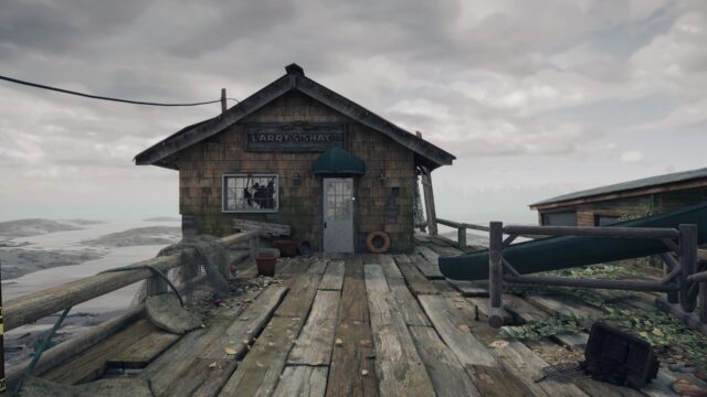 Et skjermbilde fra spillet Open Roads som viser en hytte mot en trist bakgrunn av skyer og en tørkende strand bak den. Et skilt på toppen indikerer at det en gang var "Larry's Shack"