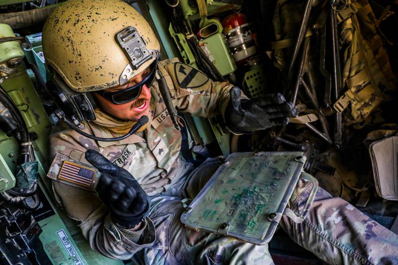Le sergent. Michael Trask annonce les coordonnées de la grille lors du projet Convergence 22 à Fort Irwin, en Californie. Les forces adverses ont été repérées à l'aide d'un drone Raven.