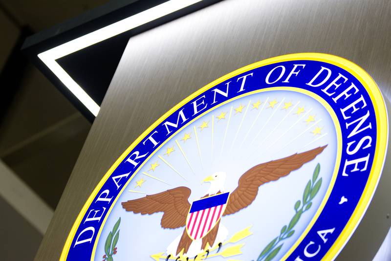 En logo for det amerikanske forsvarsdepartementet pryder en stand på Association of the US Army årlige stevne i Washington, DC