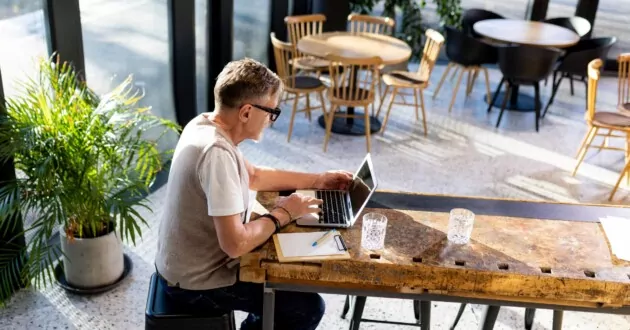 商務人士在咖啡廳的共享辦公空間使用筆記型電腦
