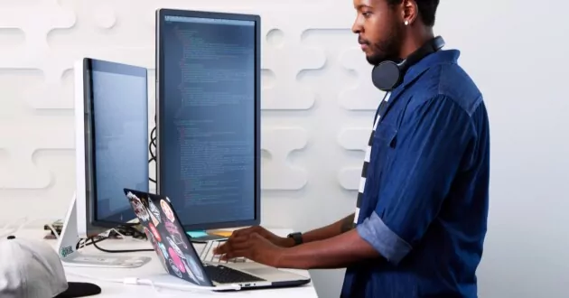 Un desarrollador de software en un escritorio de pie
