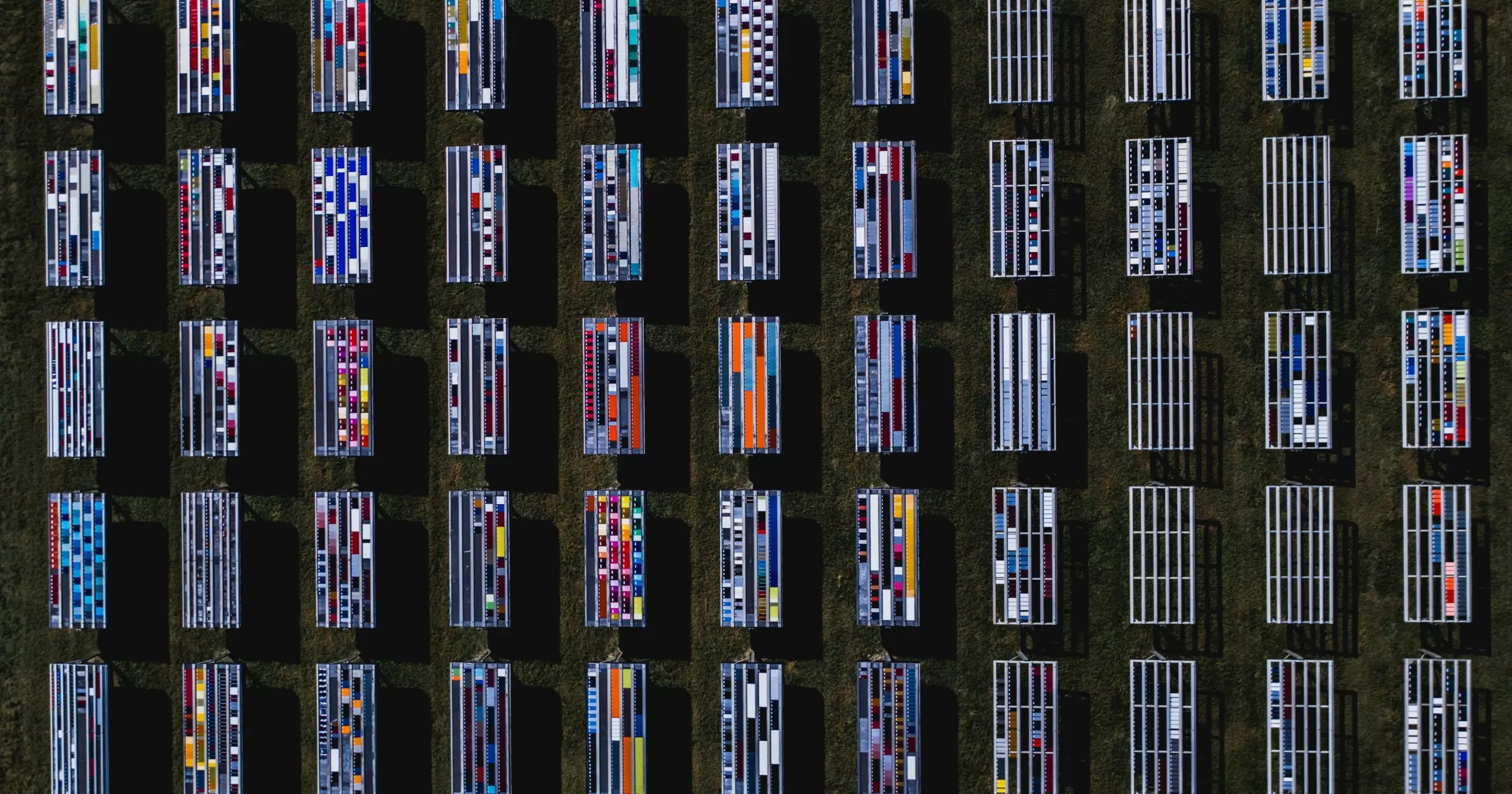 Sonnenkollektoren mit ungewöhnlichen Mustern, fotografiert von einer Drohne, Florida, Vereinigte Staaten von Amerika