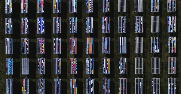 Panel surya dengan pola yang tidak biasa difoto oleh drone, Florida, Amerika Serikat
