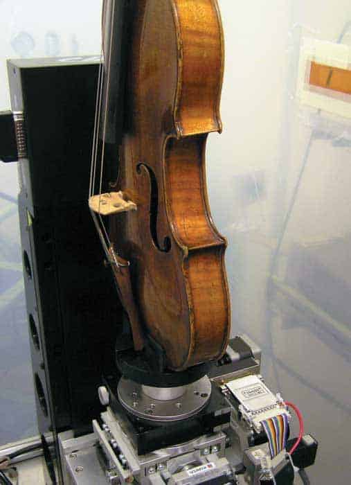 Fotografía de un violín de 250 años de antigüedad fabricado por el constructor de instrumentos de Piacenza Giovanni Battista Guadagnini que ahora pertenece al músico noruego Peter Herresthal y que fue estudiado en el sincrotrón Elletra en Trieste, Italia.