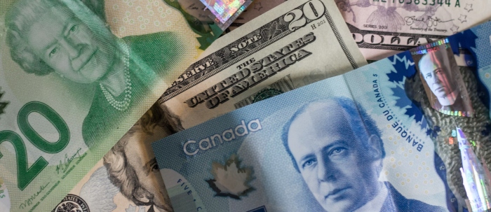 Unsplash John McArthur Monnaie canadienne et américaine - Les secrets des riches : comment multiplier vos économies sans effort