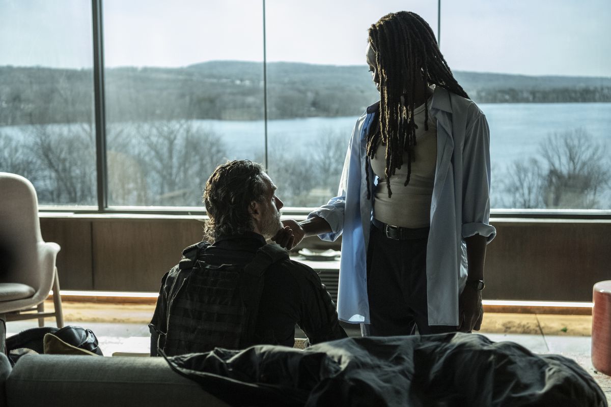 Michonne (Danai Gurira) standing above Rick (Andrew Lincoln) holding his chin in her hand
